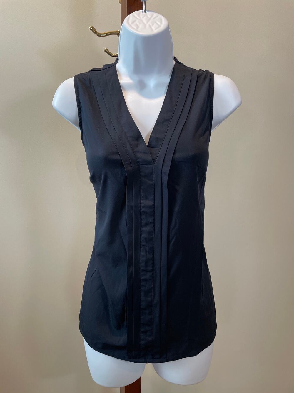 Banana Republic Petite Sleeveless Top Size PS Navy Blue Pleated Front